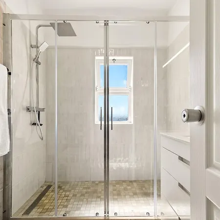 Sophisticated 2-bed Haven Near The Coast